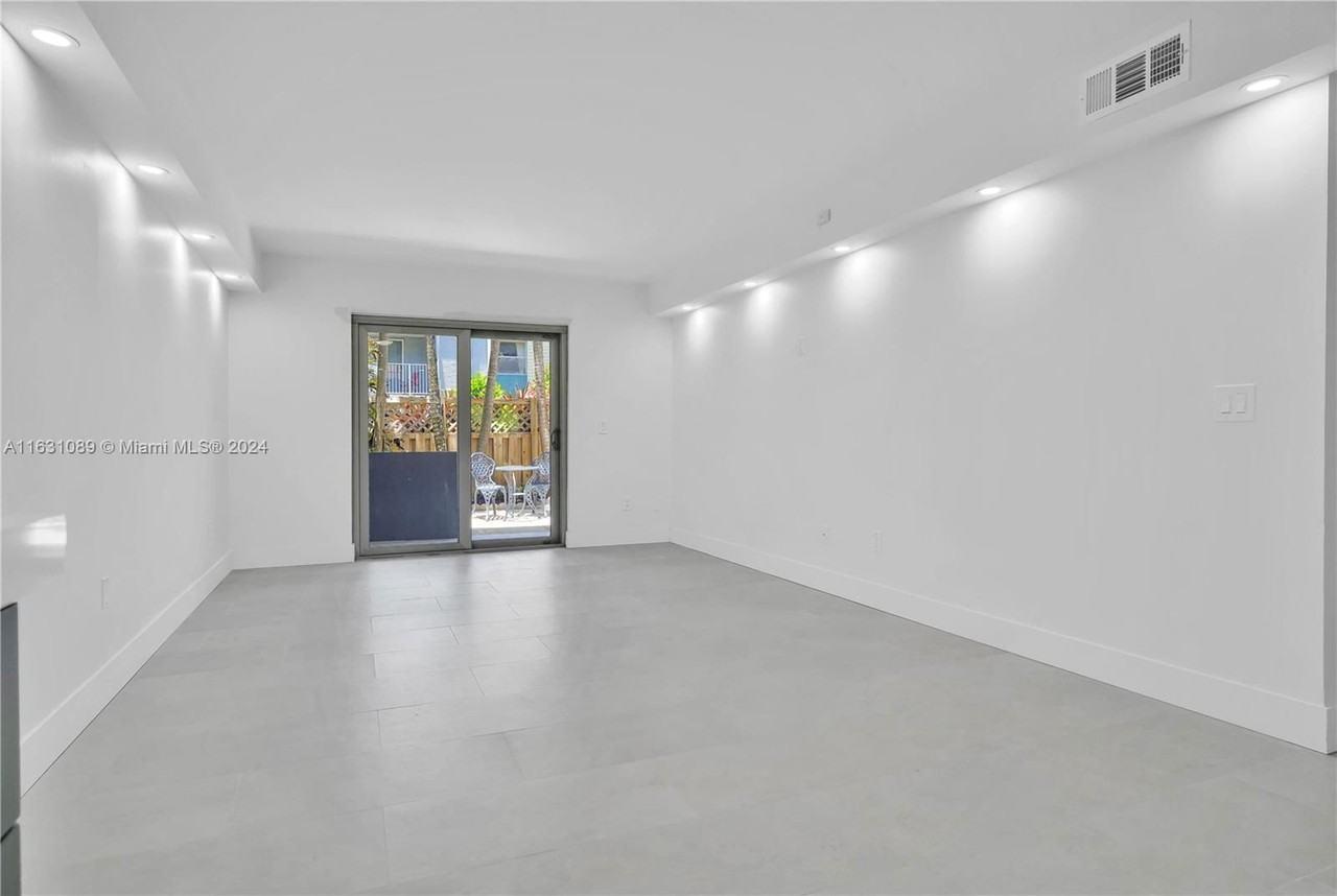 4600 Sw 67th Ave - Photo 6 of 8