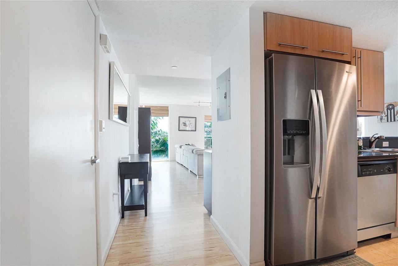 7600 Collins Ave - Photo 5 of 8