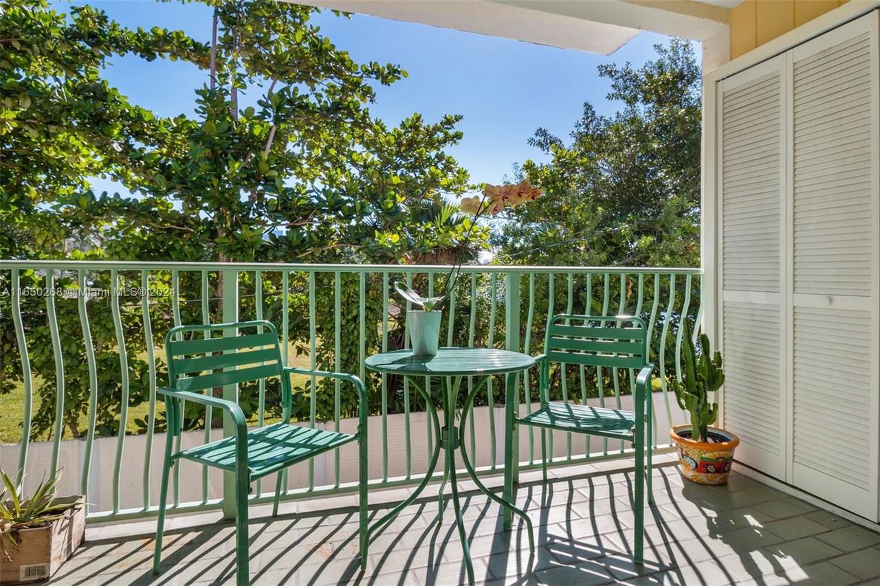 978 Nw North River Dr - Photo 2 of 8