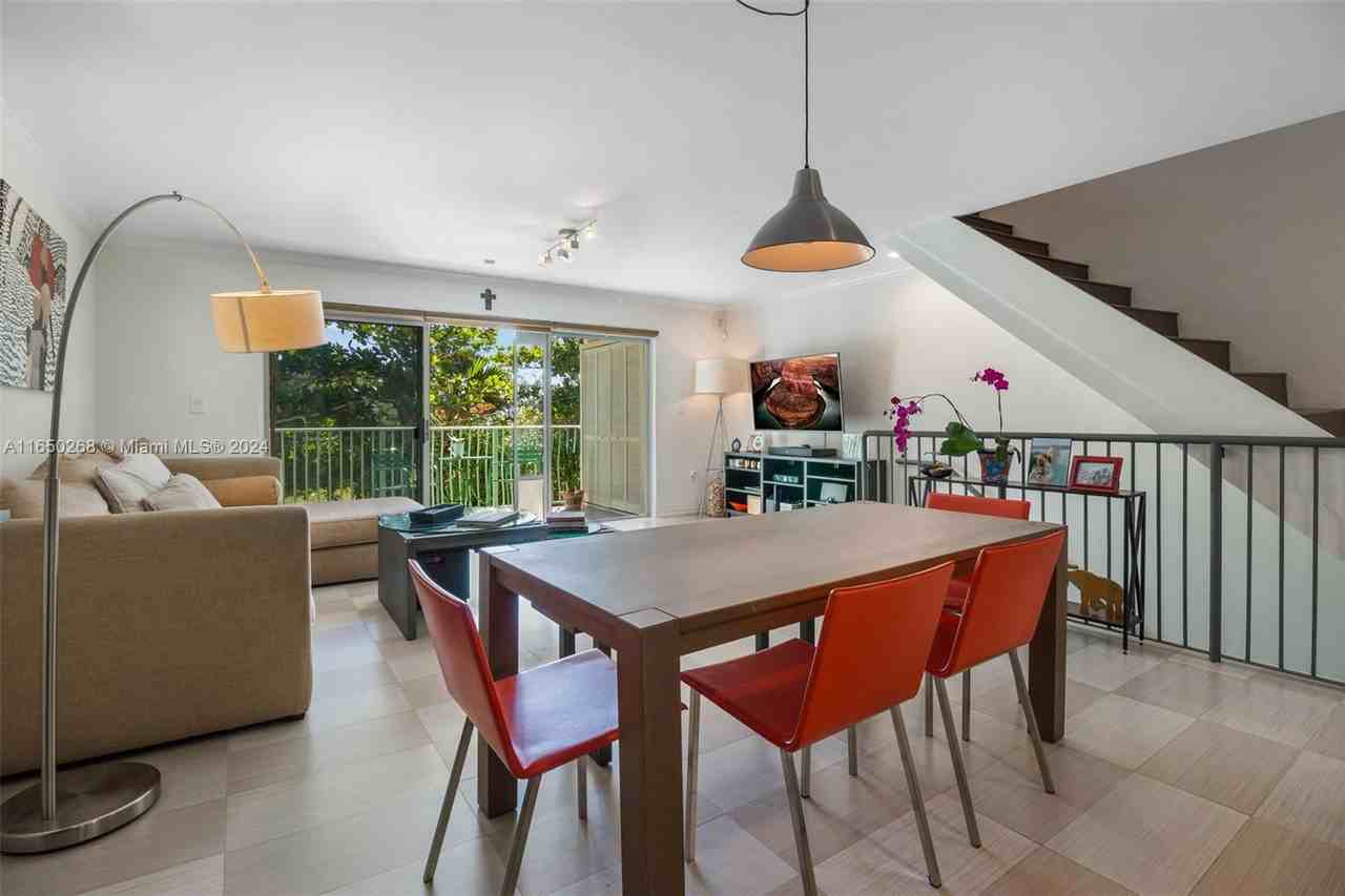 978 Nw North River Dr - Photo 6 of 8