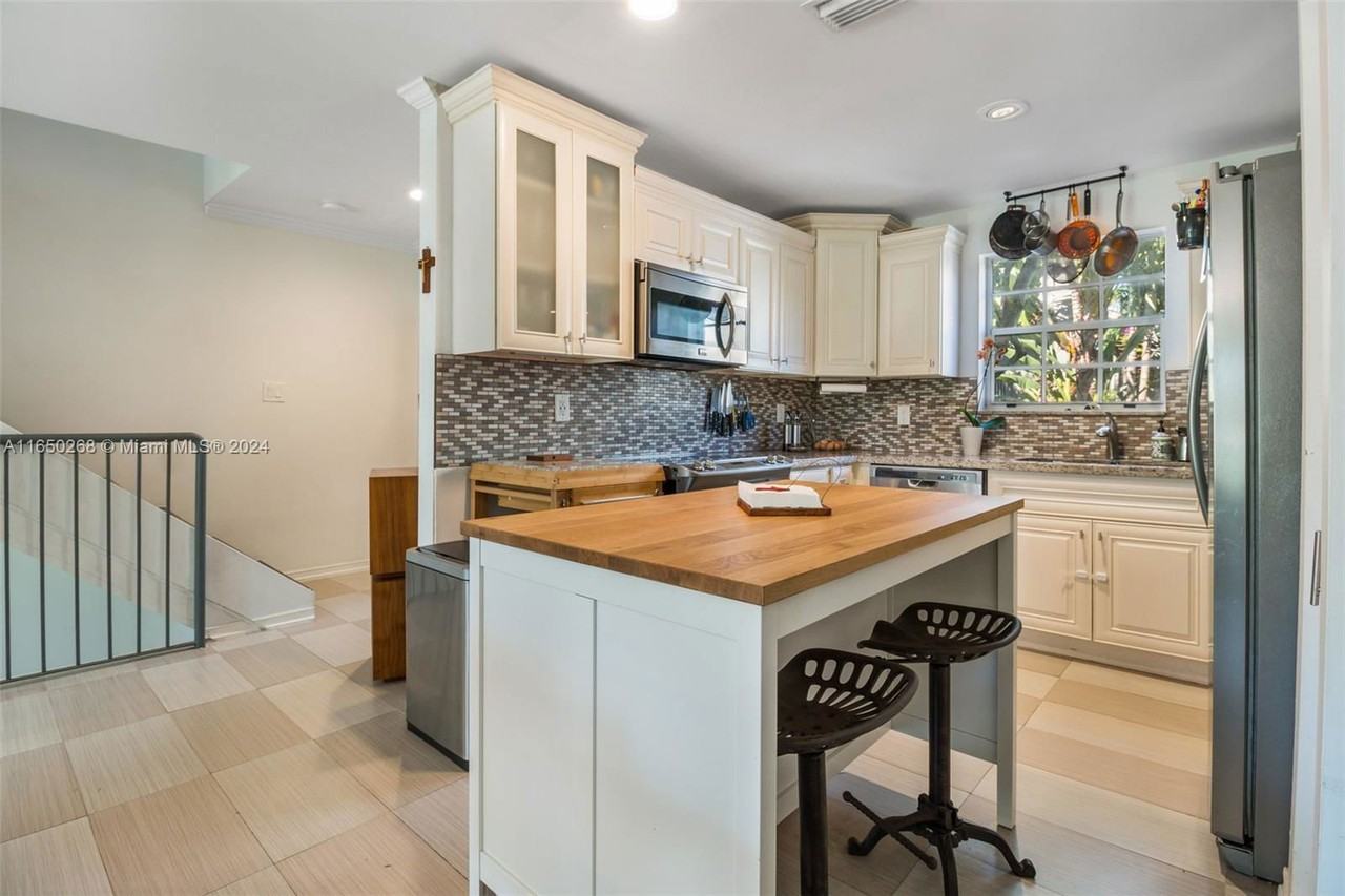 978 Nw North River Dr - Photo 7 of 8