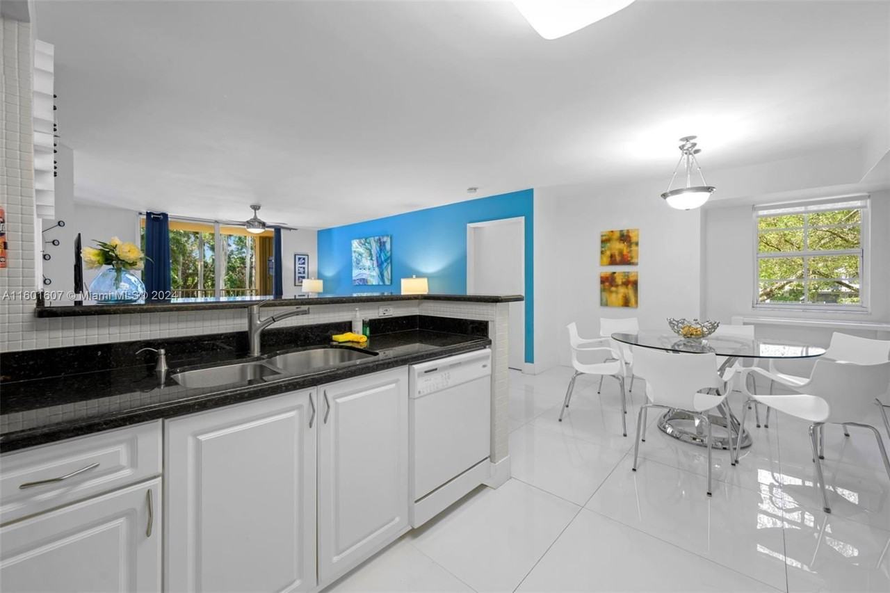 19501 E Country Club Dr - Photo 2 of 8