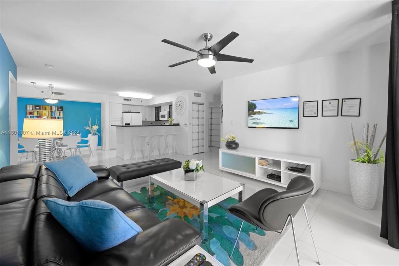 19501 E Country Club Dr - Photo 4 of 8