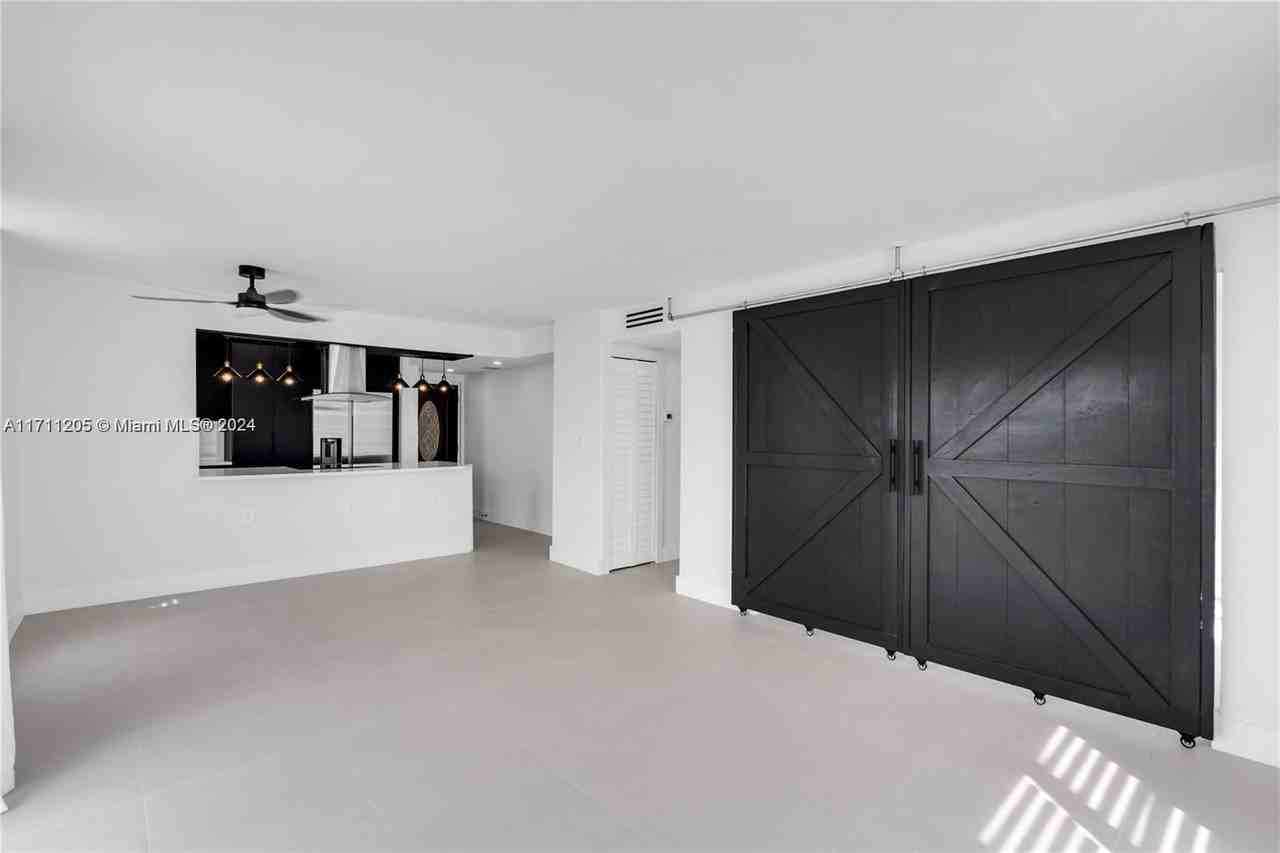 8305 Crespi Blvd #3 - Photo 7 of 8