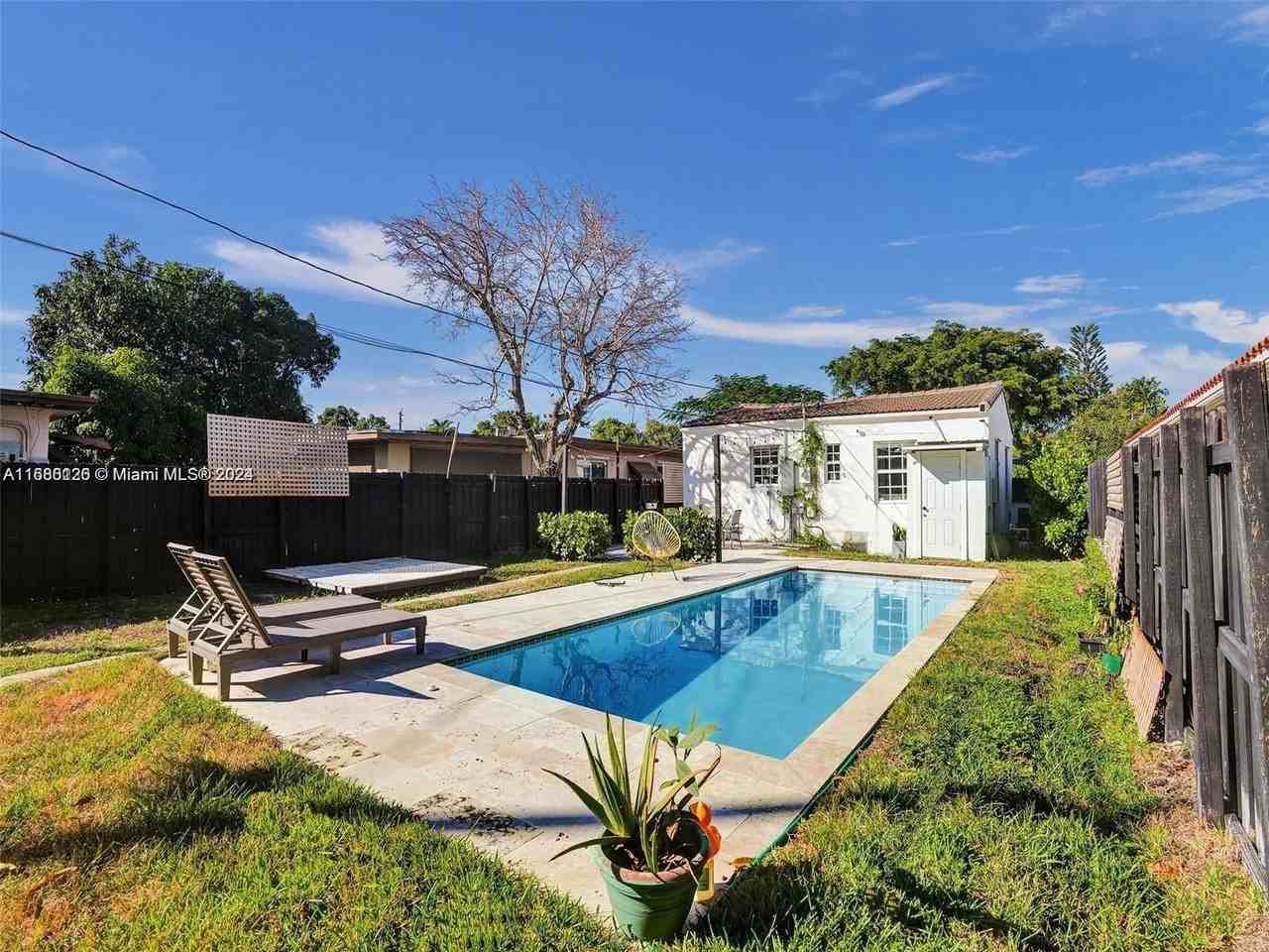 1634 Rodman St - Photo 2 of 8