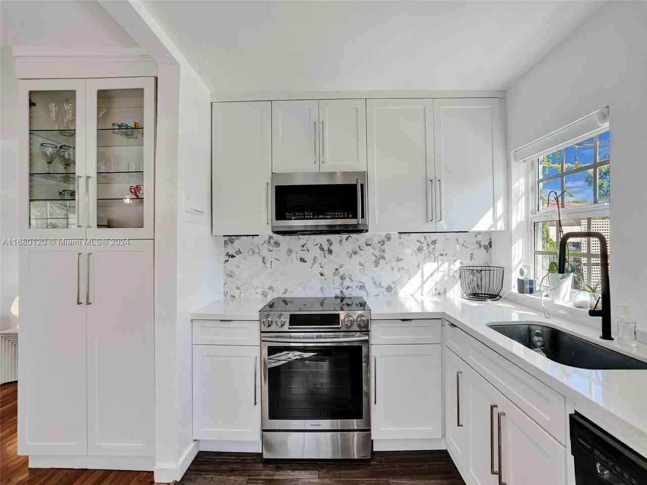 1634 Rodman St - Photo 6 of 8