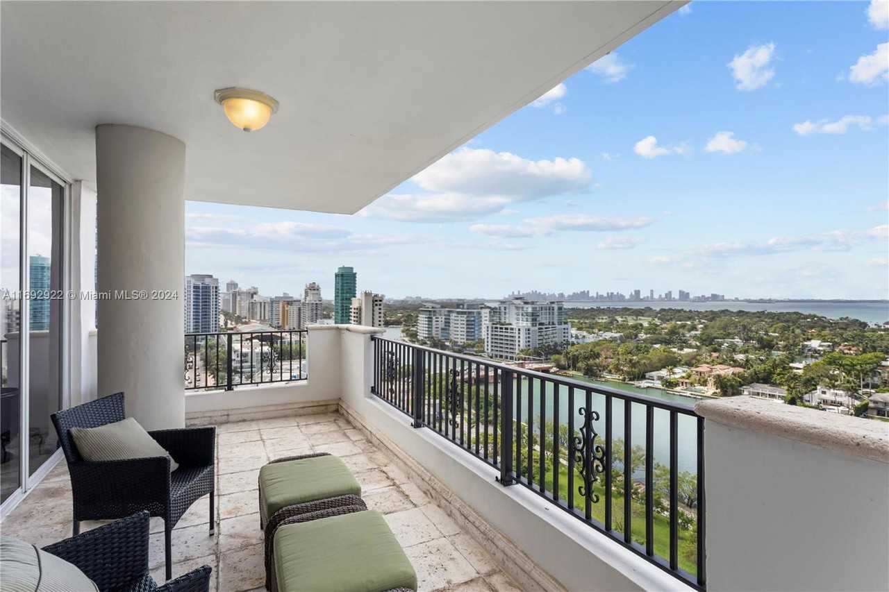 6422 Collins Ave - Photo 3 of 8