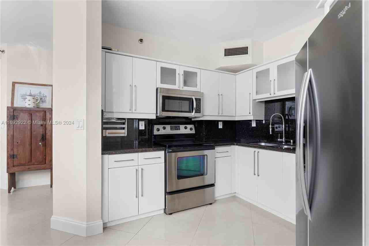 6422 Collins Ave - Photo 7 of 8