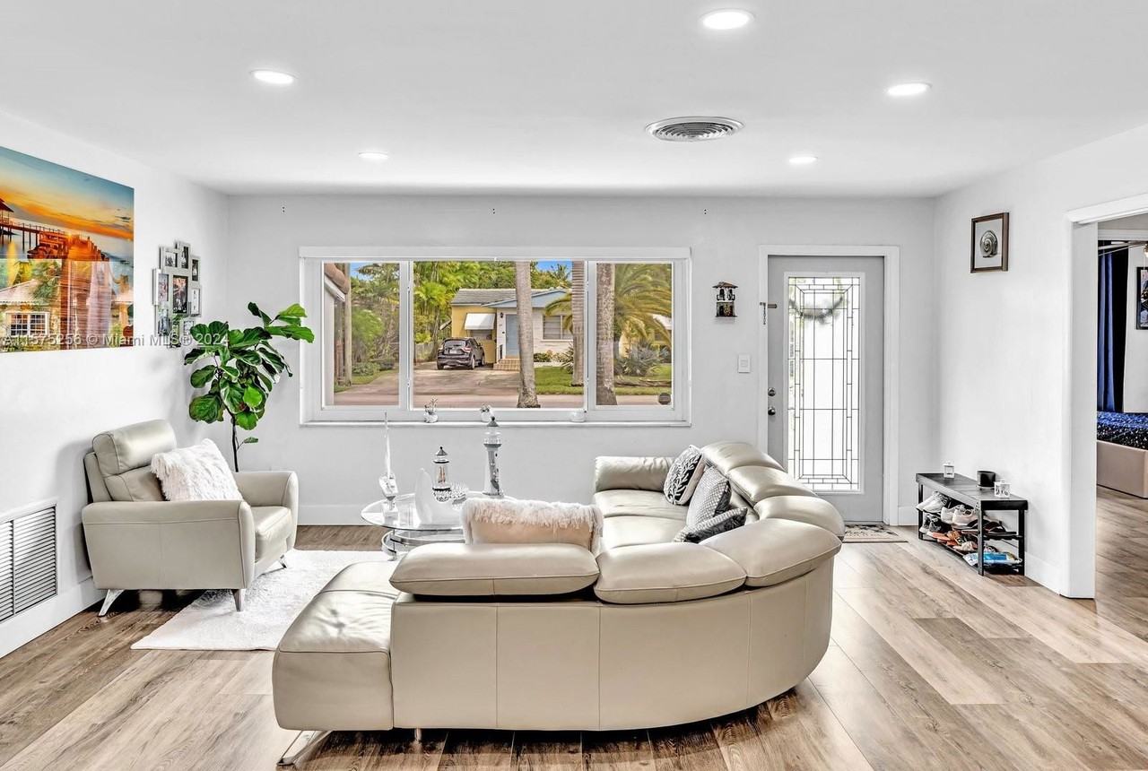 1528 Wiley St - Photo 6 of 8