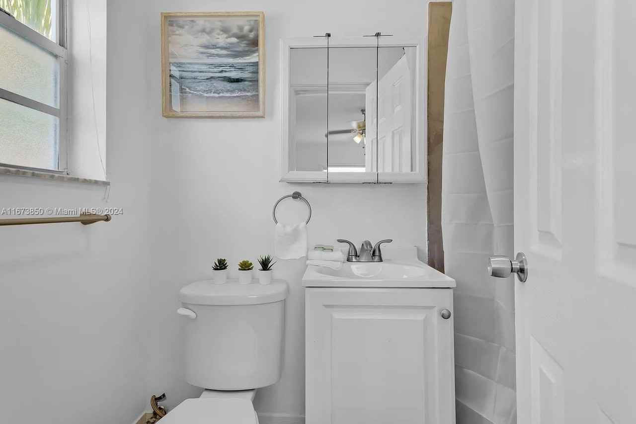 1117 Sw 13th St - Photo 7 of 8