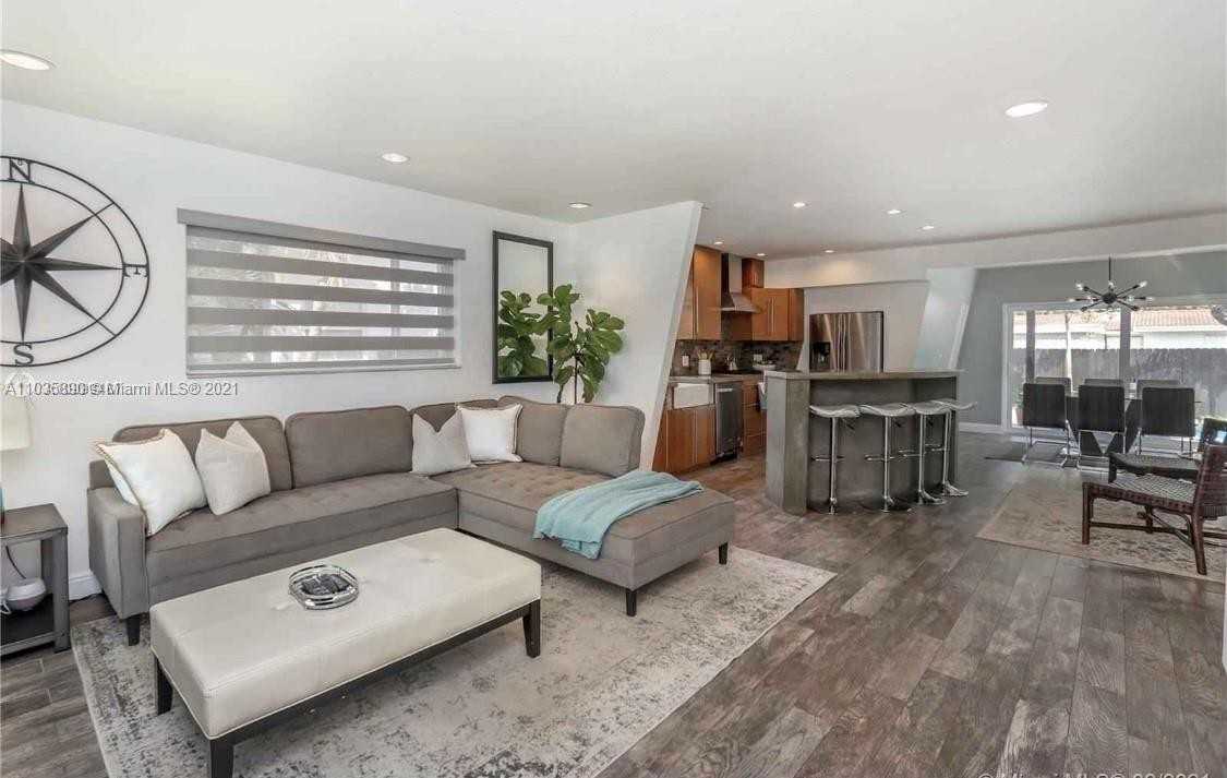 923 N 14th Ave - Photo 2 of 8