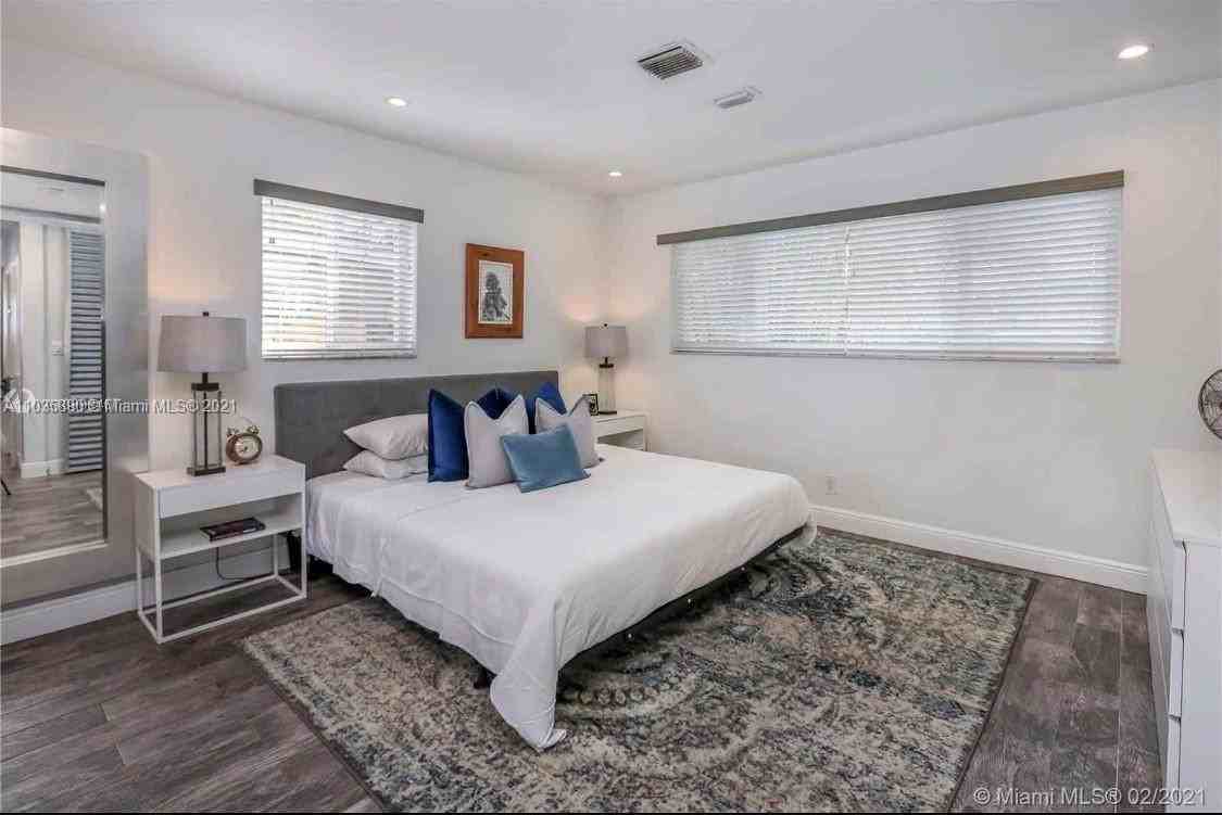 923 N 14th Ave - Photo 7 of 8