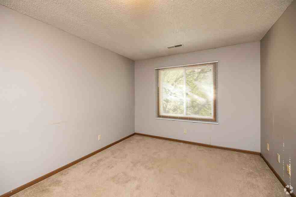 1014 Oakcrest St #2 - Photo 5 of 8