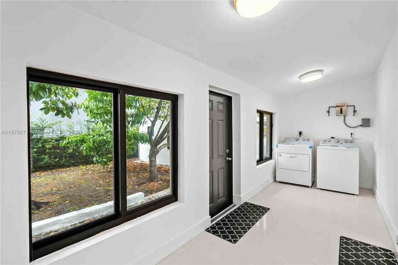 1687 Sw 11th St - Photo 4 of 8