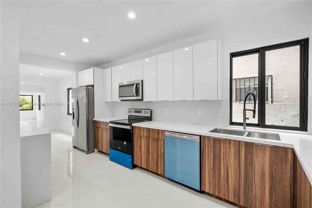 1687 Sw 11th St - Photo 6 of 8