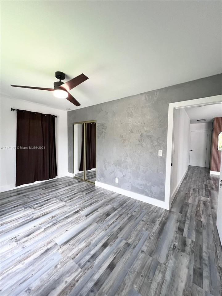 2425 Sw 26th Ln - Photo 2 of 8