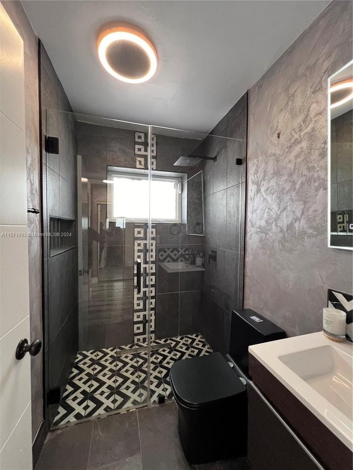 2425 Sw 26th Ln - Photo 3 of 8