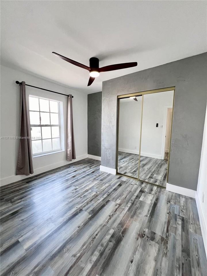 2425 Sw 26th Ln - Photo 4 of 8