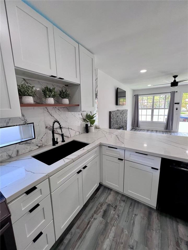 2425 Sw 26th Ln - Photo 6 of 8