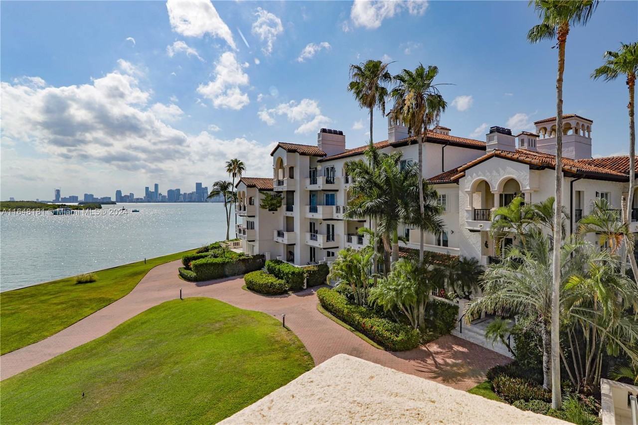 2235 Fisher Island Dr - Photo 4 of 8