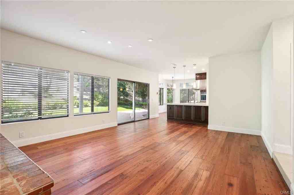 25682 Nottingham Ct - Photo 3 of 8