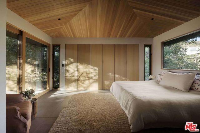 1338 Glen Oaks Blvd - Photo 3 of 8