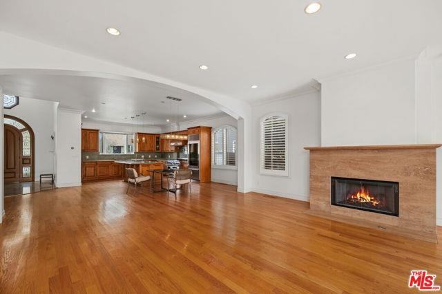 7822 Truxton Ave - Photo 3 of 8