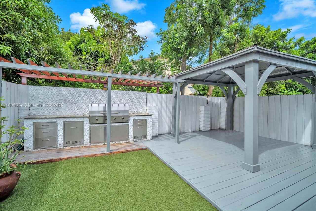 835 Nw 41st Ct - Photo 3 of 8