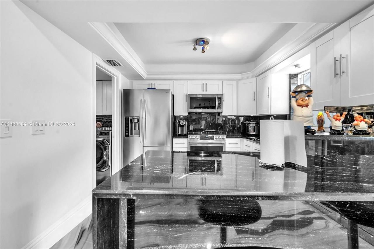 835 Nw 41st Ct - Photo 6 of 8