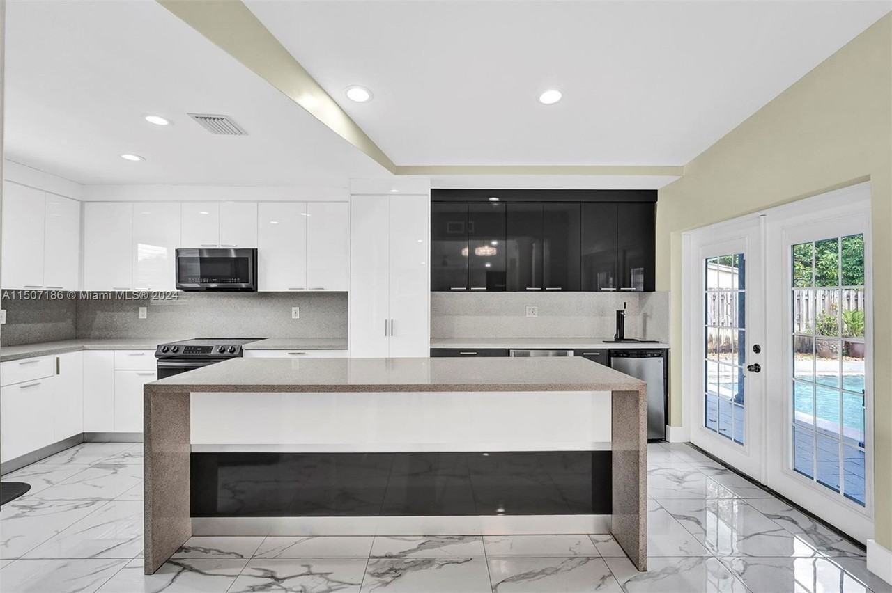 7101 Harding St - Photo 4 of 8