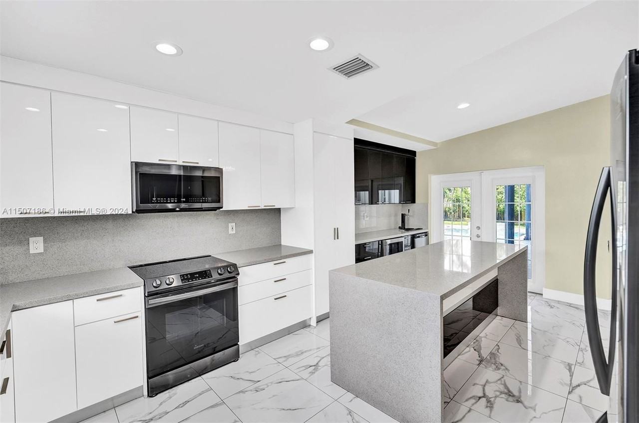 7101 Harding St - Photo 5 of 8