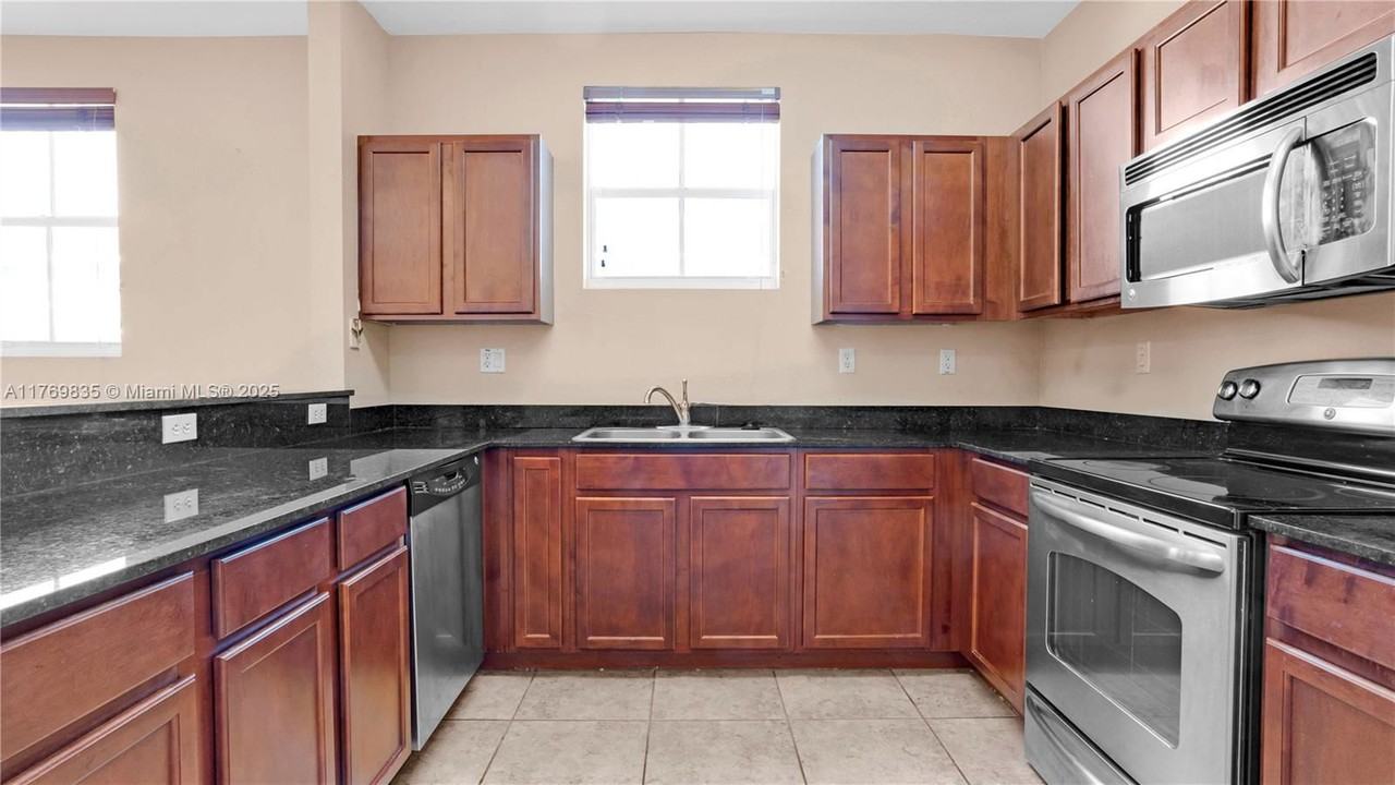 8899 Nw 107th Ct - Photo 3 of 8