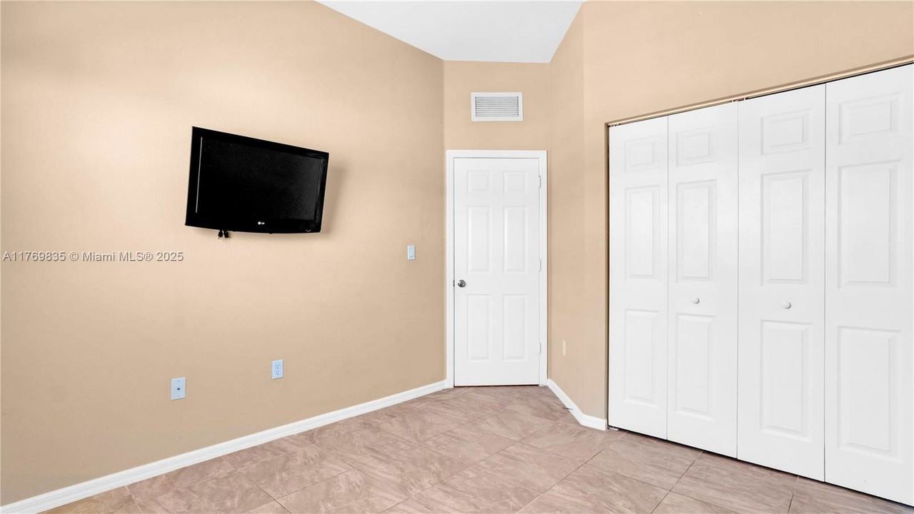 8899 Nw 107th Ct - Photo 7 of 8