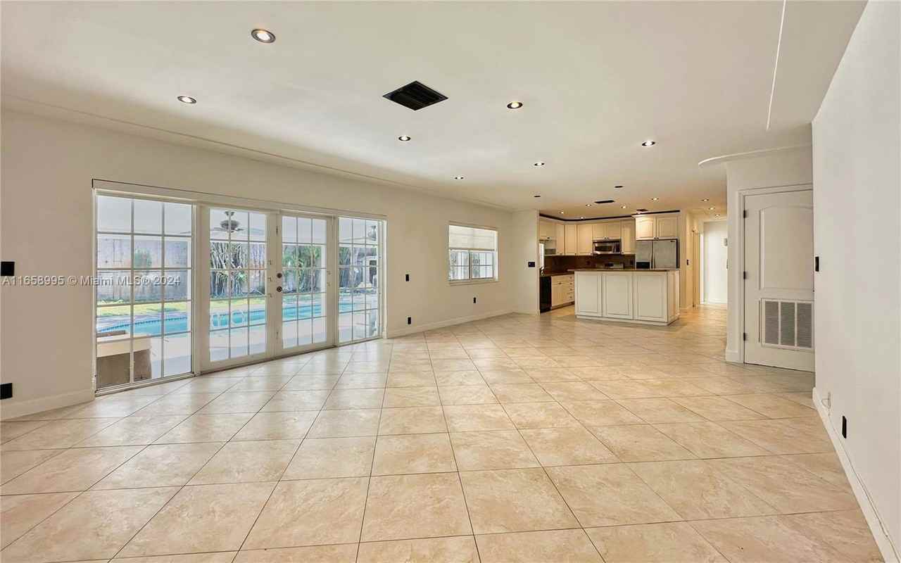 21020 Ne 18th Ct - Photo 5 of 8