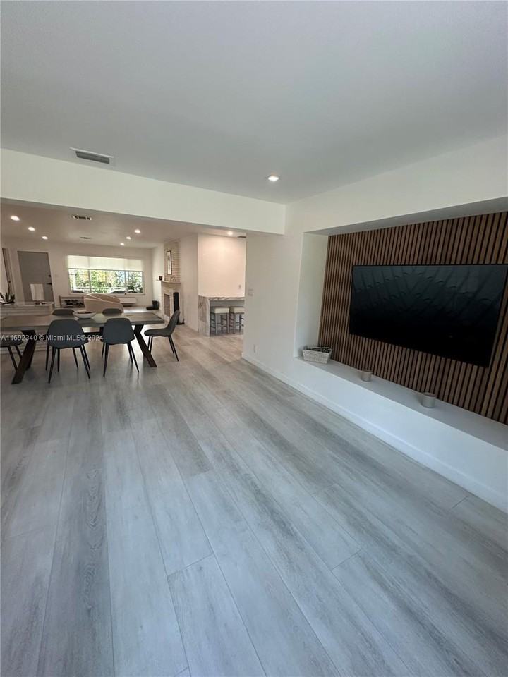 935 Lincoln St - Photo 3 of 8