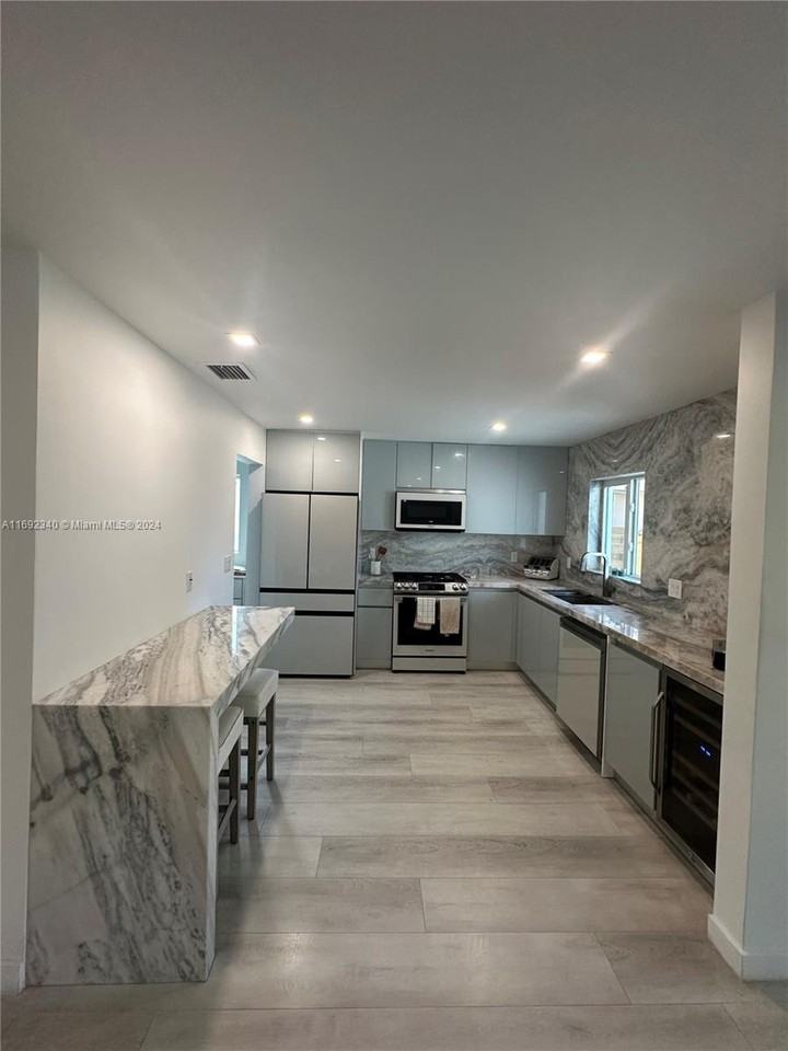 935 Lincoln St - Photo 4 of 8