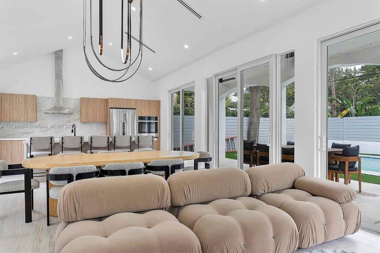 58 Ne 45th St - Photo 3 of 8