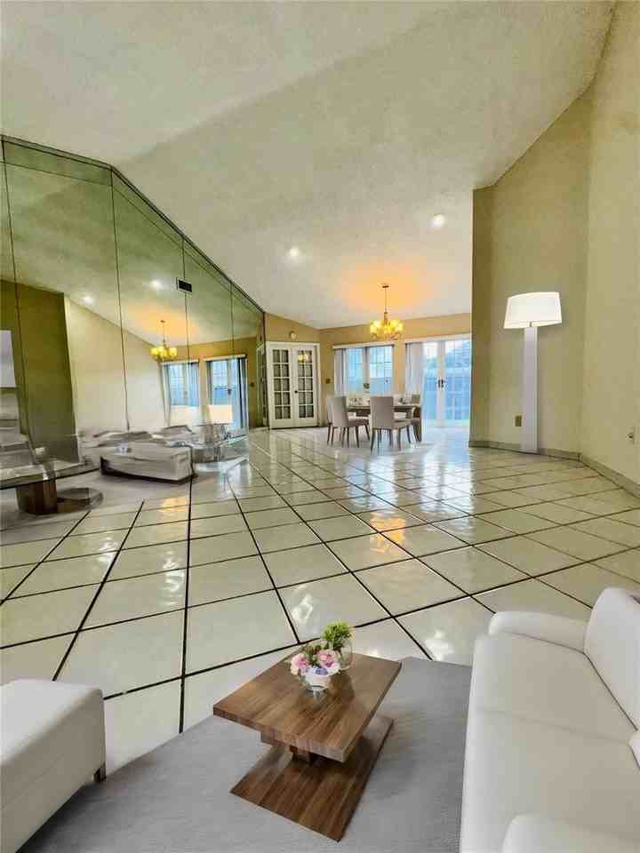 4732 Nw 98th Pl - Photo 4 of 8