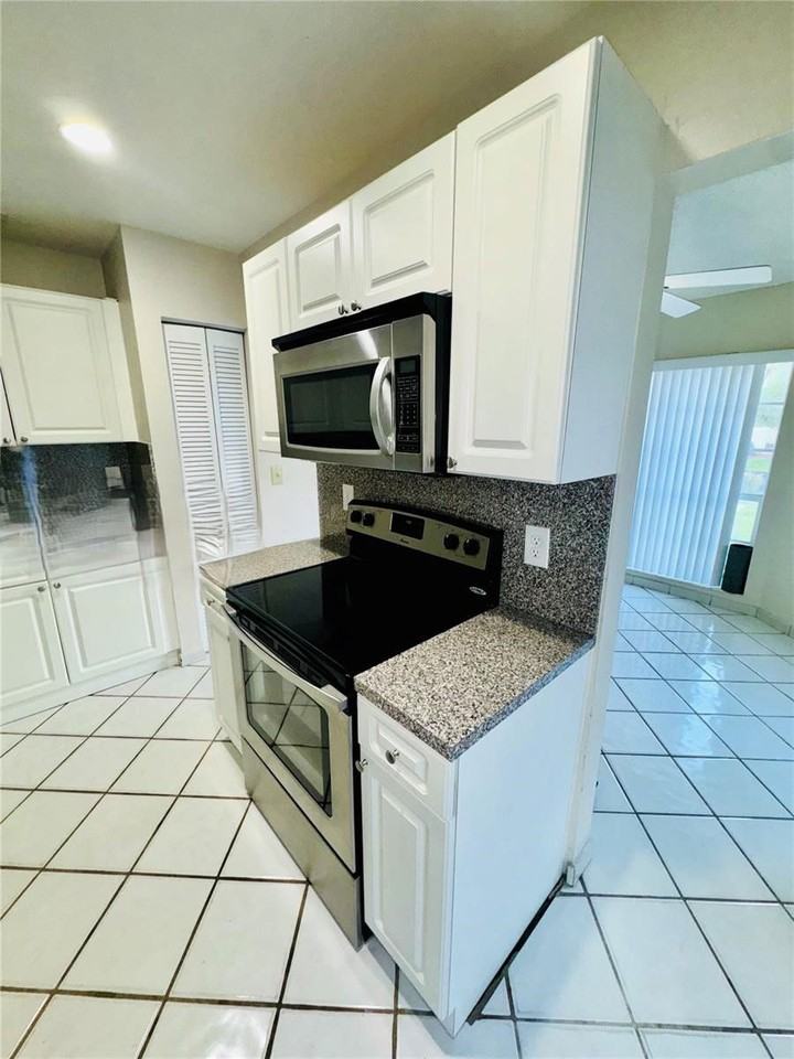 4732 Nw 98th Pl - Photo 6 of 8