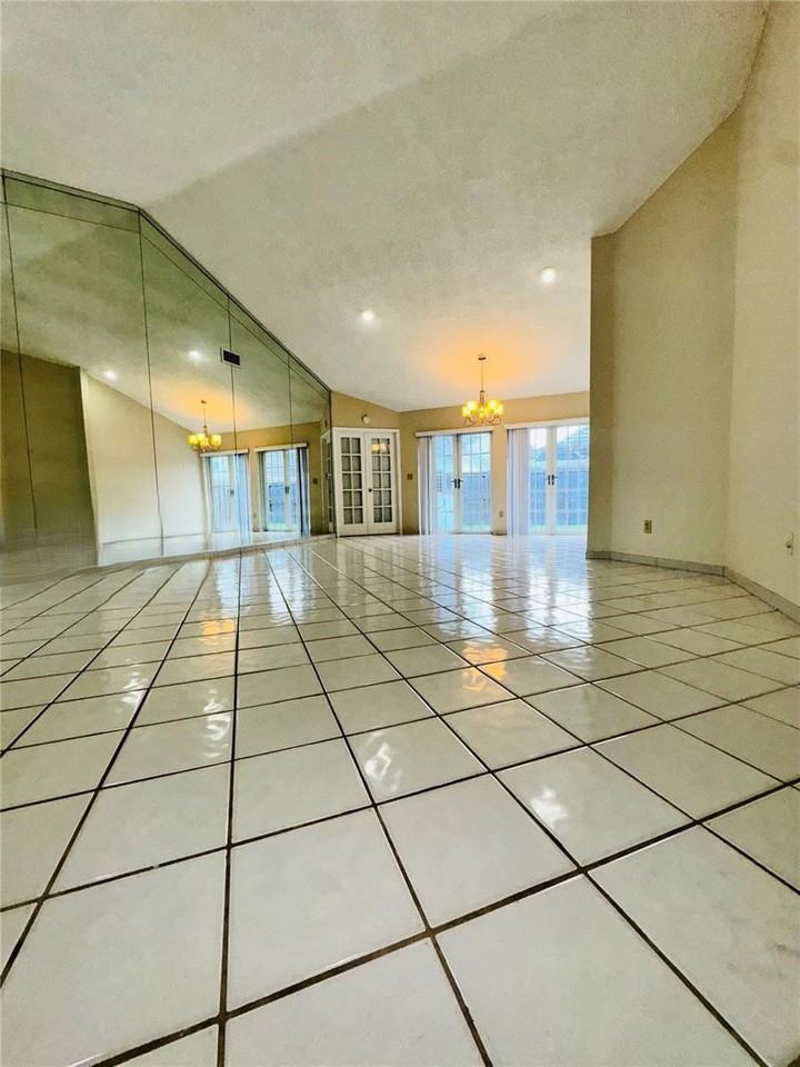 4732 Nw 98th Pl - Photo 7 of 8