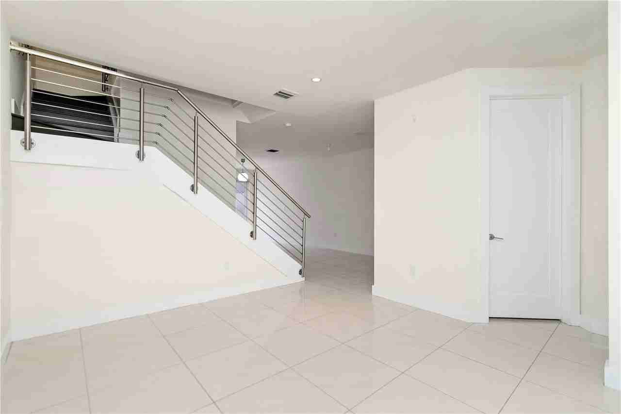 6419 Nw 105th Ct - Photo 7 of 8