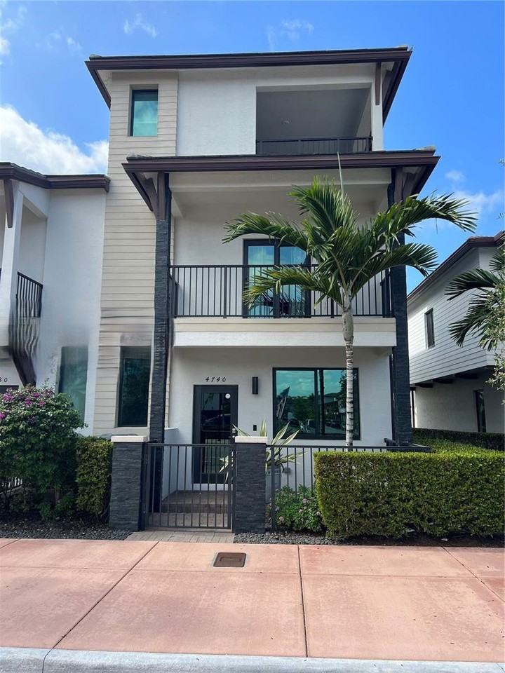 4740 4740 Northwest 81st Avenue - Photo 2 of 8