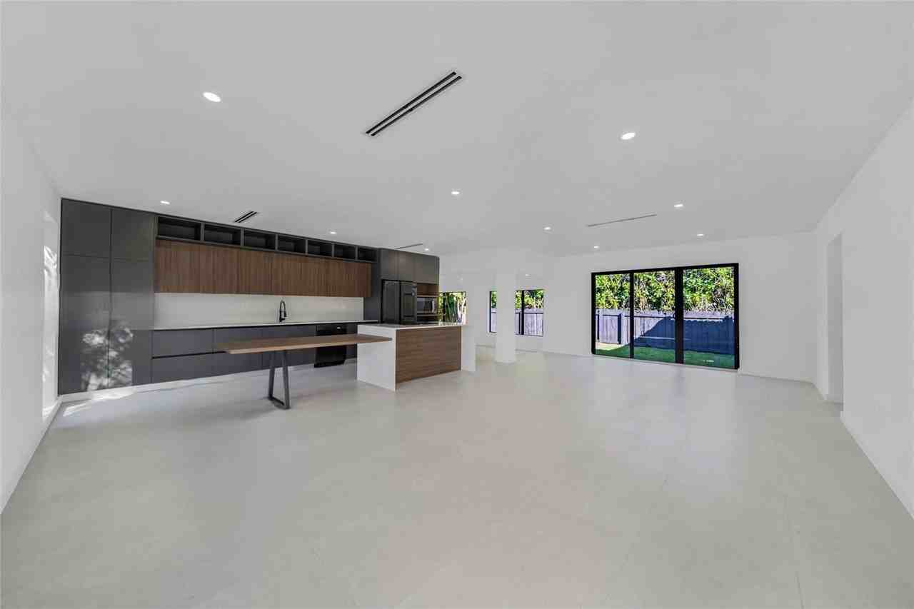 145 Nw 95th St - Photo 3 of 8