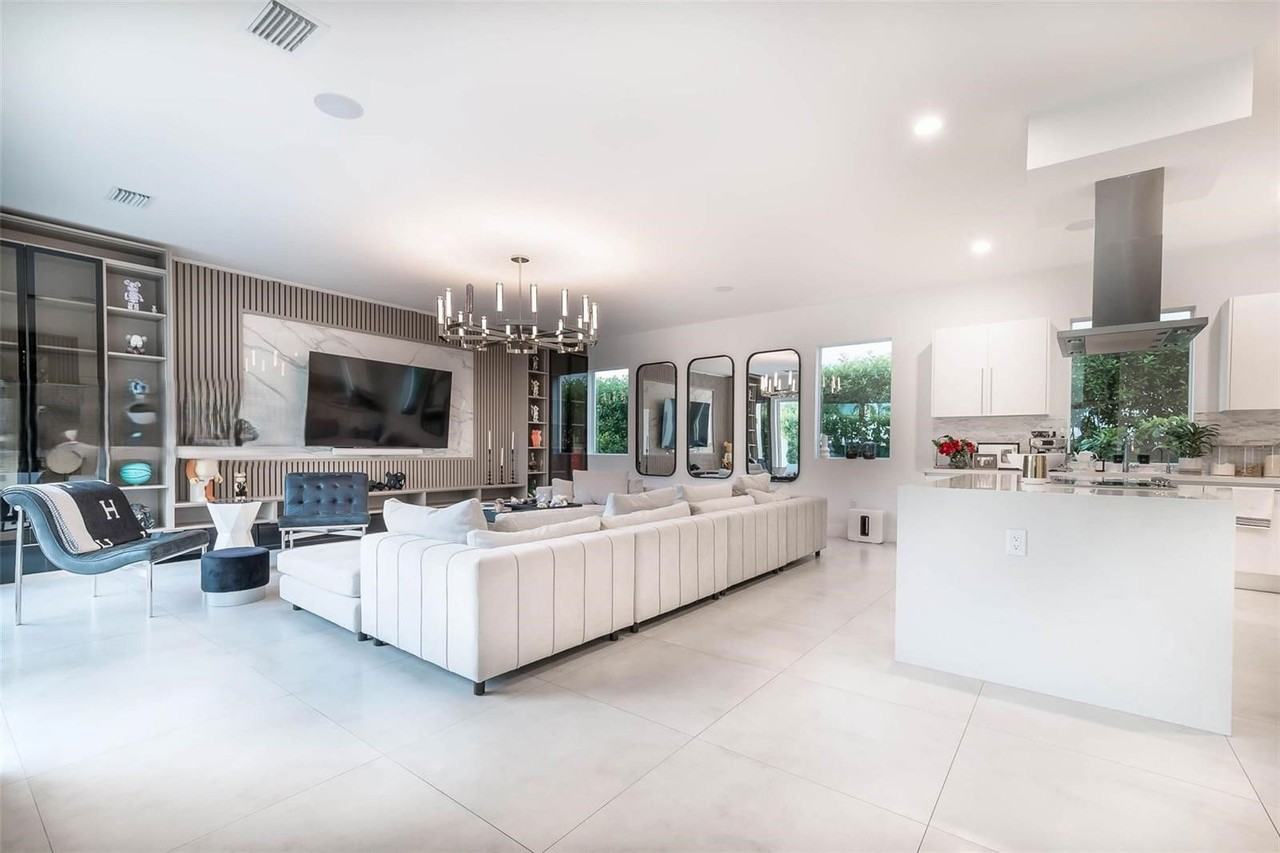 7446 Nw 99th Ct - Photo 5 of 8