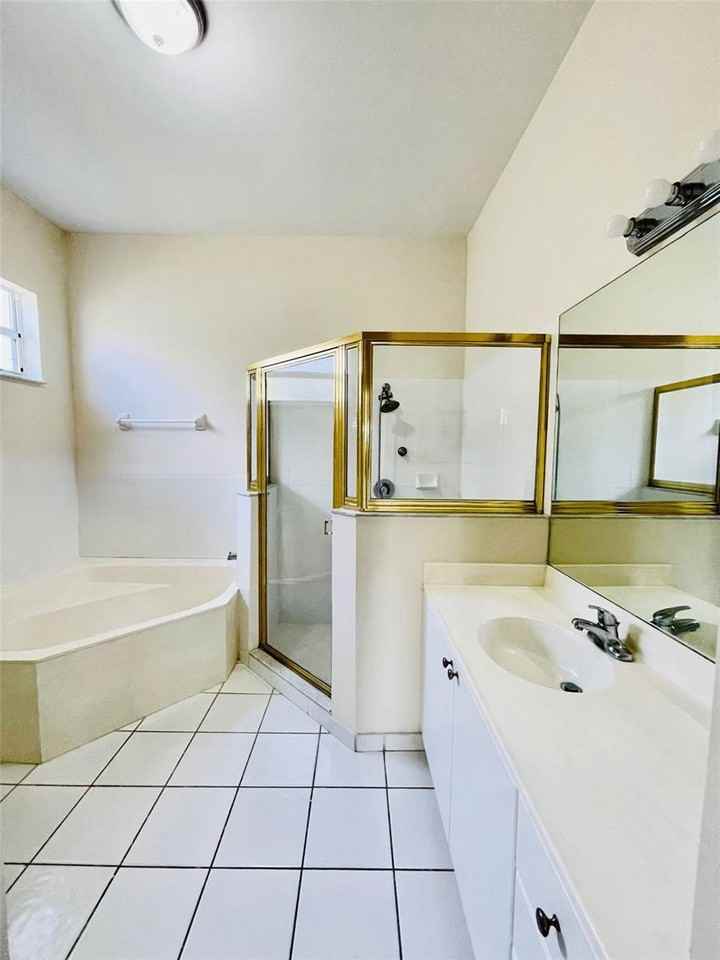 2645 Se 5th Ct - Photo 7 of 8