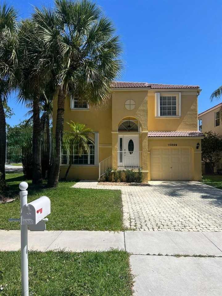 15899 Nw 5th St - Photo 2 of 5