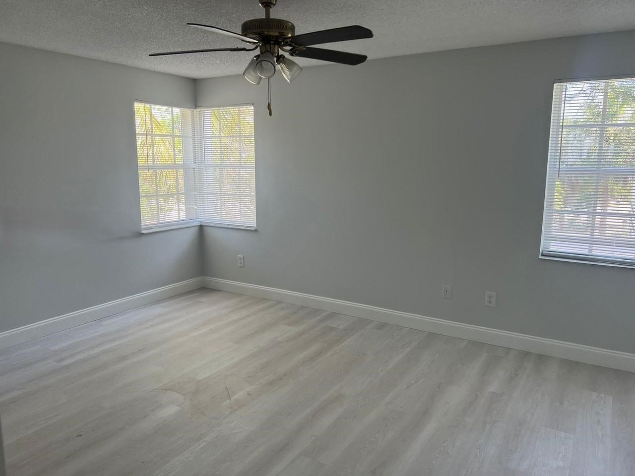 15899 Nw 5th St - Photo 4 of 5