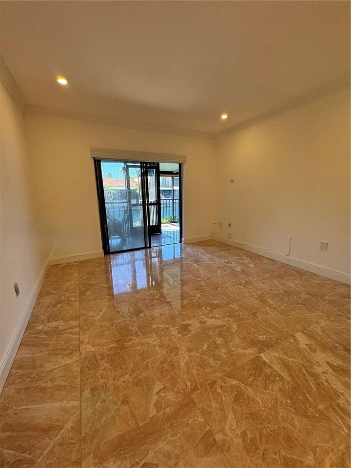 15077 Montrose Rd - Photo 5 of 8