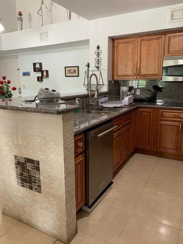 4580 Nw 107th Ave - Photo 4 of 8