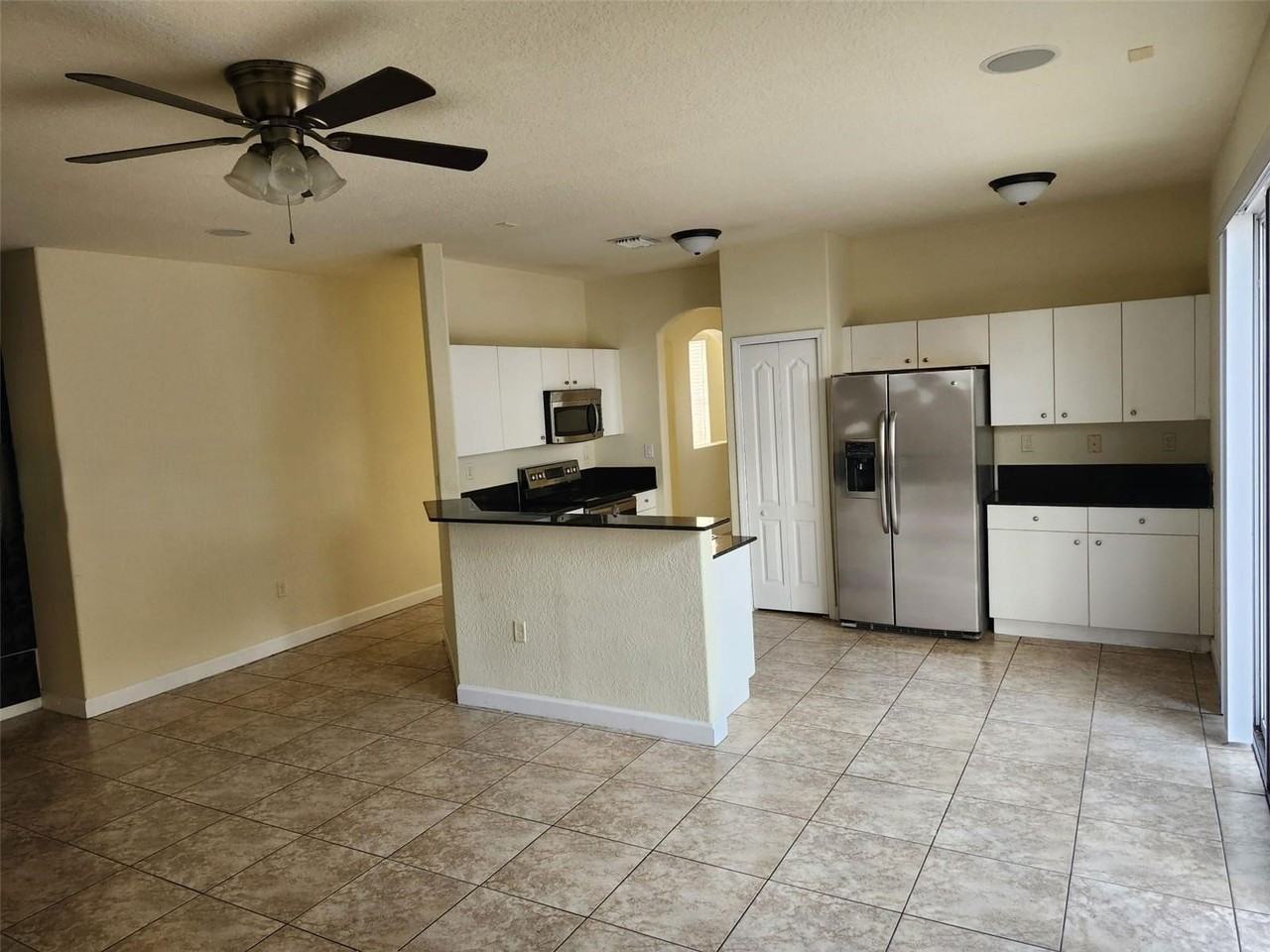 11035 Nw 86th Ter - Photo 3 of 8